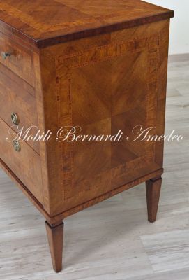Prezioso cassettone artigianale in noce con intarsi in legno di ulivo e di rosa con 3 cassetti stile neoclassico